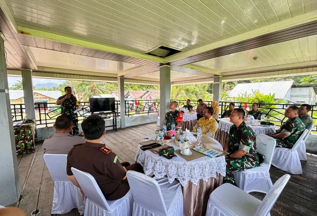 Foto: Plh. Sekda Aceh Jaya, Asy'ari, SE., M.Si., menerima kunjungan kerja dari Staf Penanggung Jawab Operasional (PJO) TMMD, Brigjen TNI Terry Tresna Purnama, S.I.Kom, dalam rangka melaksanakan kegiatan Pengawasan dan Evaluasi (Wasev) TMMD ke-121 Tahun Anggaran 2024