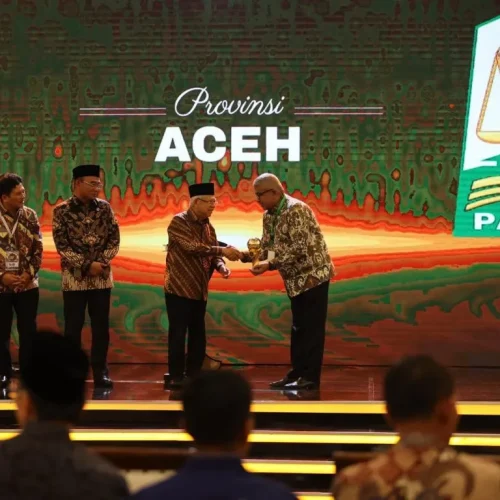 Foto: Wakil Presiden Republik Indonesia Prof. Dr. (H.C.) K.H. Ma’ruf Amin menyerahkan Penghargaan kepada Penjabat Gubernur Aceh Bustami Hamzah, di The Krakatau Grand Ballroom, Taman Mini Indonesia Indah, Jakarta, Kamis (08/08/2024).