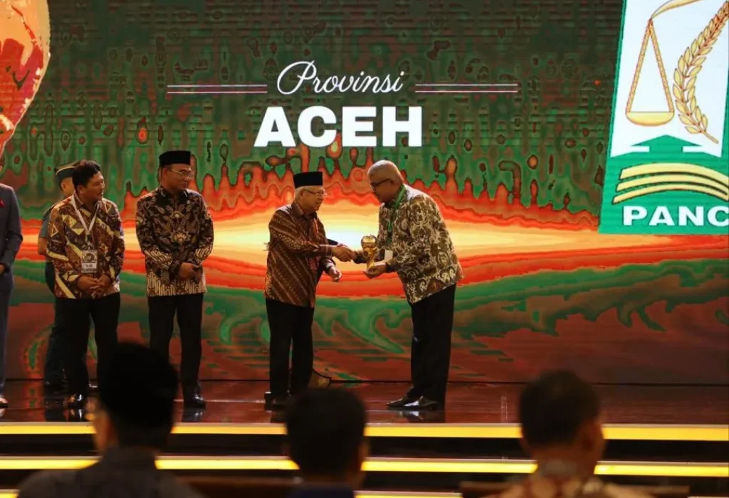 Foto: Wakil Presiden Republik Indonesia Prof. Dr. (H.C.) K.H. Ma’ruf Amin menyerahkan Penghargaan kepada Penjabat Gubernur Aceh Bustami Hamzah, di The Krakatau Grand Ballroom, Taman Mini Indonesia Indah, Jakarta, Kamis (08/08/2024).