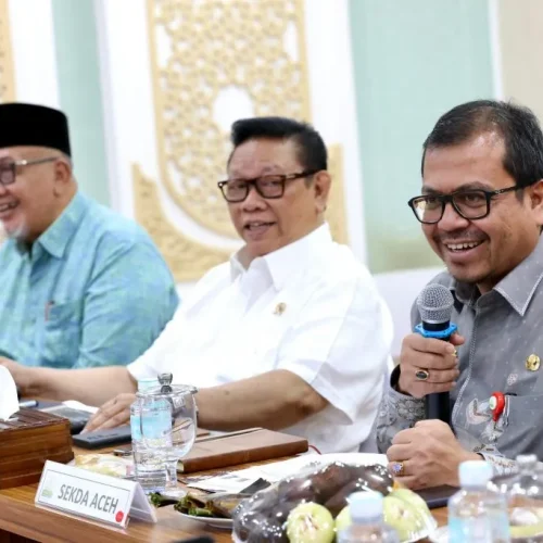 Foto: Penjabat Sekretaris Daerah Aceh, Azwardi AP, M.Si.,bersama Sekretaris Anggota Wantimpres, H.R. Agung Laksono, mengelar rapat terkait penyelenggaraan PON XXI/2024 Aceh-Sumut yang diikuti Asisten Sekda Aceh, Kapala SKPA/Biro serta pihak terkait, di Ruang Potda Setda Aceh, Kamis, 8/8/2024.