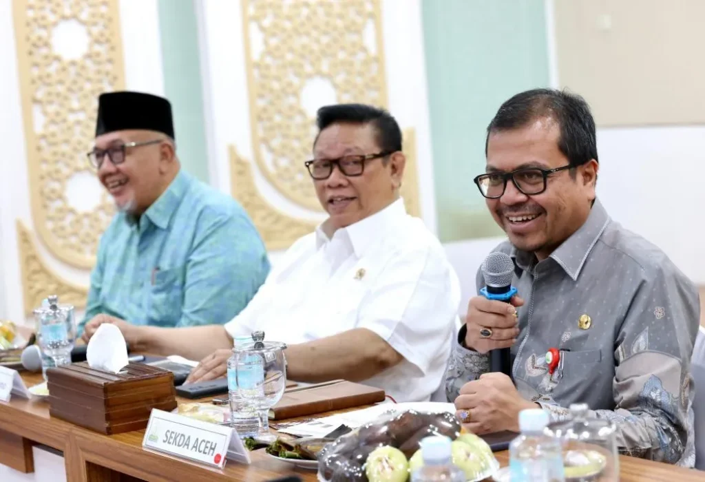 Foto: Penjabat Sekretaris Daerah Aceh, Azwardi AP, M.Si.,bersama Sekretaris Anggota Wantimpres, H.R. Agung Laksono, mengelar rapat terkait penyelenggaraan PON XXI/2024 Aceh-Sumut yang diikuti Asisten Sekda Aceh, Kapala SKPA/Biro serta pihak terkait, di Ruang Potda Setda Aceh, Kamis, 8/8/2024.