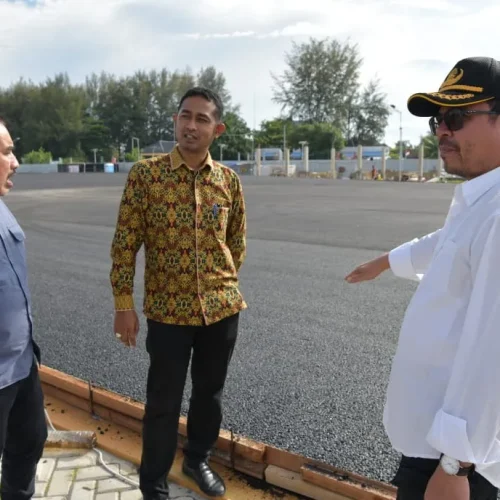Foto: Pj. Sekda Aceh, Azwardi AP Bersama Pj. Sekdakab Pidie, Firman Maulana meninjau Cabor Sepatu Roda untuk Venue PON XXI Aceh-Sumut di Pantai Pelangi, Pidie, Kamis, 8/8/2024.