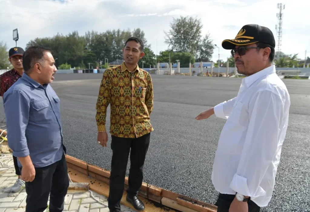 Foto: Pj. Sekda Aceh, Azwardi AP Bersama Pj. Sekdakab Pidie, Firman Maulana meninjau Cabor Sepatu Roda untuk Venue PON XXI Aceh-Sumut di Pantai Pelangi, Pidie, Kamis, 8/8/2024.