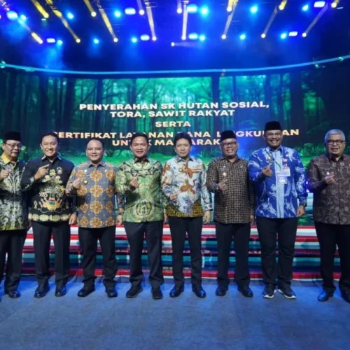 Foto: enjabat Gubernur Aceh, Bustami Hamzah saat melakukan foto bersama sejumlah pimpinan daerah lainnya pada Festival Lingkungan-Iklim-Kehutanan-Energi Baru Terbarukan (LIKE) 2 tahun 2024, di JCC Senayan, Jakarta Pusat, Jumat, 9 Agustus 2024. (Foto: Humas BPPA)