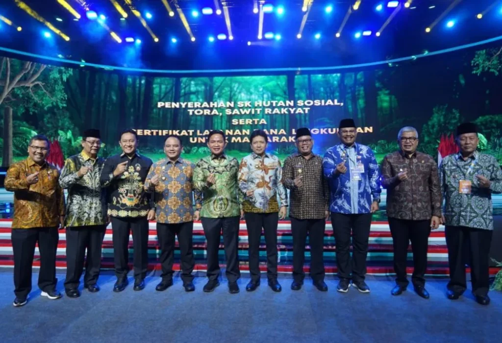 Foto: enjabat Gubernur Aceh, Bustami Hamzah saat melakukan foto bersama sejumlah pimpinan daerah lainnya pada Festival Lingkungan-Iklim-Kehutanan-Energi Baru Terbarukan (LIKE) 2 tahun 2024, di JCC Senayan, Jakarta Pusat, Jumat, 9 Agustus 2024. (Foto: Humas BPPA)