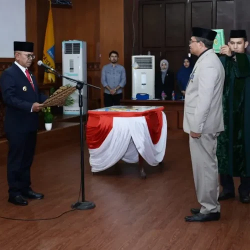 Foto: Pj Bupati Aceh Jaya Dr. A Murtala, M. Si melantik Pj Sekretaris Daerah Aceh Jaya Asy'ari, SE,. M.Si di Aula Lantai 3 Setdakap Aceh Jaya, Jumat malam, (9/8/2024).