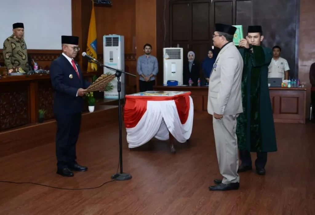 Foto: Pj Bupati Aceh Jaya Dr. A Murtala, M. Si melantik Pj Sekretaris Daerah Aceh Jaya Asy'ari, SE,. M.Si di Aula Lantai 3 Setdakap Aceh Jaya, Jumat malam, (9/8/2024).