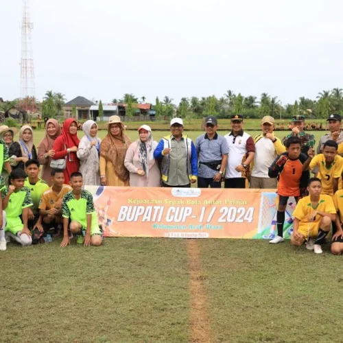 Foto: Penjabat (Pj) Bupati Aceh Utara, Dr. Mahyuzar, M.Si, bersama ibu Pj. TP-PKK, Ny. Awirdalina, dan didampingi oleh Kepala Dinas Kepemudaan dan Olahraga (Dispora), M. Nasir, S.Sos, M.Si meninjau langsung pertandingan kejuaraan sepak bola antar pelajar Bupati Cup I Tahun 2024, Sabtu, 10 Agustus 2024. Kegiatan tersebut berlangsung di lapangan bola kaki Kecamatan Syamtalira Aron.