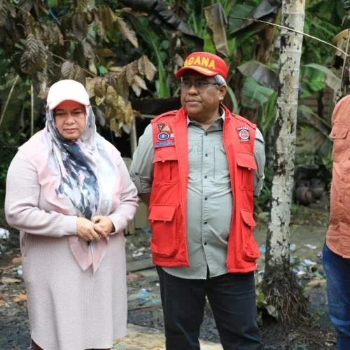 Foto: Penjabat (Pj) Bupati Aceh Utara, Dr. Mahyuzar, M.Si, bersama Ibu Pj. Ketua TP-PKK Ny. Awirdalina, melakukan kunjungan ke Gampong Bantan, Kecamatan Cot Girek, Kabupaten Aceh Utara pada Sabtu (10/8/2024) untuk memberikan bantuan tanggap darurat kepada keluarga korban kebakaran tragis yang terjadi di wilayah tersebut.