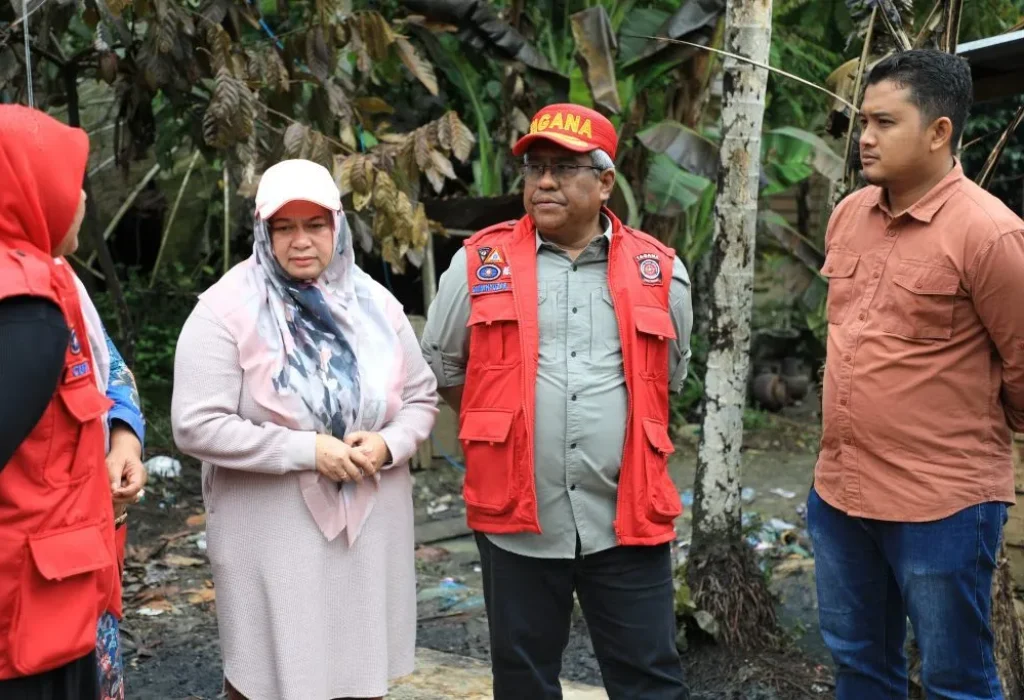 Foto: Penjabat (Pj) Bupati Aceh Utara, Dr. Mahyuzar, M.Si, bersama Ibu Pj. Ketua TP-PKK Ny. Awirdalina, melakukan kunjungan ke Gampong Bantan, Kecamatan Cot Girek, Kabupaten Aceh Utara pada Sabtu (10/8/2024) untuk memberikan bantuan tanggap darurat kepada keluarga korban kebakaran tragis yang terjadi di wilayah tersebut.