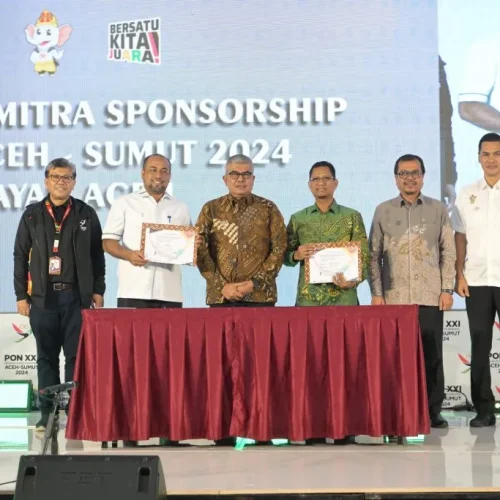 Foto: Penjabat Gubernur Aceh Bustami Hamzah, menandatangani perjanjian kerjasama sponsorship dengan PT Bank Aceh Syariah dan Bank Syariah Indonesia, pada  Malam Pertemuan Mitra Sponsorship Pekan Olahraga Nasional (PON) XXI 2024 Aceh Sumut Wilayah Aceh, di Ballroom Hermes Palace Hotel, Sabtu (10/8/2024) malam.