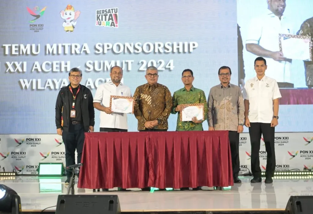 Foto: Penjabat Gubernur Aceh Bustami Hamzah, menandatangani perjanjian kerjasama sponsorship dengan PT Bank Aceh Syariah dan Bank Syariah Indonesia, pada  Malam Pertemuan Mitra Sponsorship Pekan Olahraga Nasional (PON) XXI 2024 Aceh Sumut Wilayah Aceh, di Ballroom Hermes Palace Hotel, Sabtu (10/8/2024) malam.