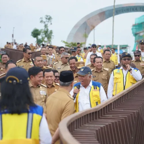 Foto: Penjabat Gubernur Aceh, Bustami Hamzah melakukan foto bersama seluruh gubernur se Indonesia di Ibu Kota Nusantara, Selasa, 13 Agustus 2024. (Foto: istimewa)