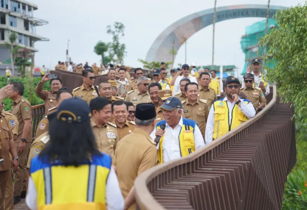 Foto: Penjabat Gubernur Aceh, Bustami Hamzah melakukan foto bersama seluruh gubernur se Indonesia di Ibu Kota Nusantara, Selasa, 13 Agustus 2024. (Foto: istimewa)