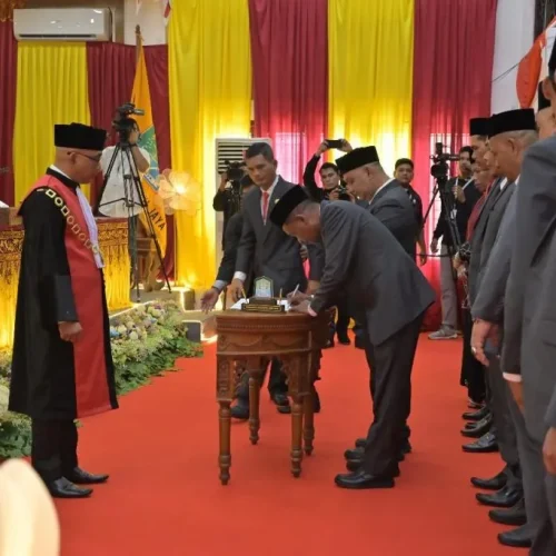 Foto ; Pelantik dan mengucapkan sumpah/janji kepada 20 anggota DPRK Aceh Jaya terpilih masa jabatan 2024-2029.