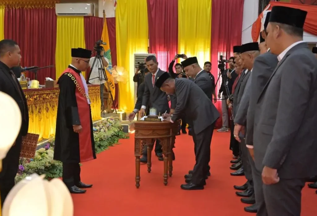 Foto ; Pelantik dan mengucapkan sumpah/janji kepada 20 anggota DPRK Aceh Jaya terpilih masa jabatan 2024-2029.