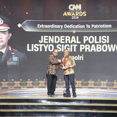 Foto Kapolri Jenderal Polisi Drs. Listyo Sigit Prabowo menerima penghargaan Extraordinary Dedication of Patriotism CNN Indonesia Award 2024. Penerimaan penghargaan tersebut diwakili Kadiv Humas Polri Irjen Sandi Nugroho, Rabu, 14 Agustus 2024.