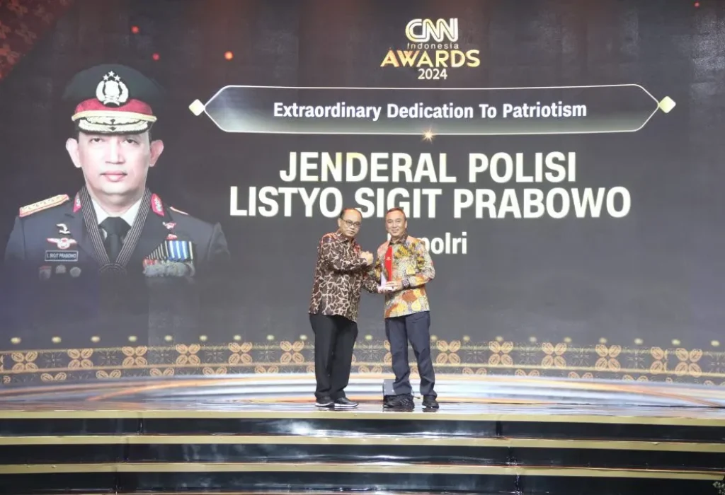 Foto Kapolri Jenderal Polisi Drs. Listyo Sigit Prabowo menerima penghargaan Extraordinary Dedication of Patriotism CNN Indonesia Award 2024. Penerimaan penghargaan tersebut diwakili Kadiv Humas Polri Irjen Sandi Nugroho, Rabu, 14 Agustus 2024.