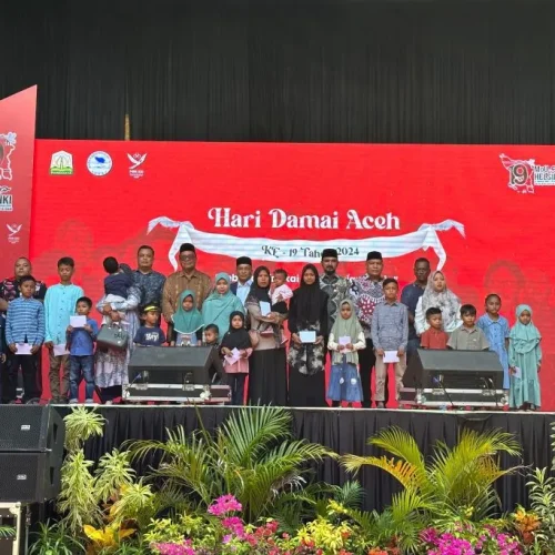 Foto; Plh. Asisten I, Dr. Yusrizal Menghadiri dan menyampaikan sambutan pada Hari peringatan Damai Aceh Ke-19
Tahun 2024 di Taman Bustanussalatin (Taman Sari) Kota Banda Aceh, Kamis 15 Agustus 2024