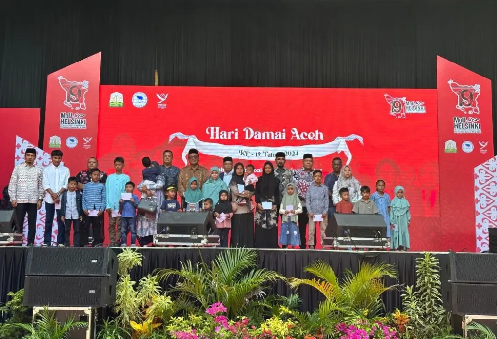 Foto; Plh. Asisten I, Dr. Yusrizal Menghadiri dan menyampaikan sambutan pada Hari peringatan Damai Aceh Ke-19
Tahun 2024 di Taman Bustanussalatin (Taman Sari) Kota Banda Aceh, Kamis 15 Agustus 2024