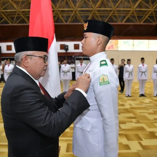 Foto: Pj. Gubernur Aceh, Bustami. SE, M. Si didampingi Forkopimda Plus Melakukan Pengukuhan Pasukan Pengibaran Bendera (PASKIBRA) Tahun 2024 di Anjong Monmata, Banda Aceh, 16/08/2024.