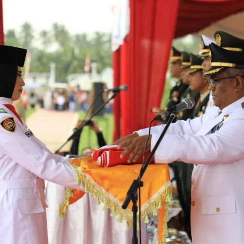 Foto: Penjabat Bupati Aceh Utara Dr Mahyuzar, MSi, bertindak sebagai inspektur upacara (Irup) pada upacara pengibaran bendera merah putih memperingati HUT ke-79 Proklamasi Kemerdekaan RI di Lapangan Landing, Lhoksukon, Sabtu pagi, 17 Agustus 2024.