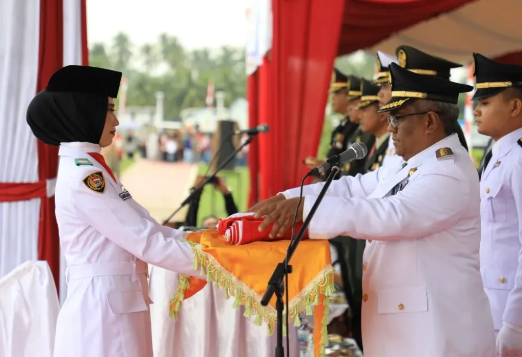 Foto: Penjabat Bupati Aceh Utara Dr Mahyuzar, MSi, bertindak sebagai inspektur upacara (Irup) pada upacara pengibaran bendera merah putih memperingati HUT ke-79 Proklamasi Kemerdekaan RI di Lapangan Landing, Lhoksukon, Sabtu pagi, 17 Agustus 2024.