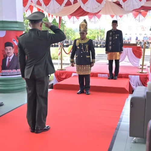 Foto: Pj. Bupati Aceh Jaya, Dr. A. Murtala., M.Si., bertindak sebagai inspektur upacara peringatan Hari Ulang Tahun ke-79 Kemerdekaan Republik Indonesia