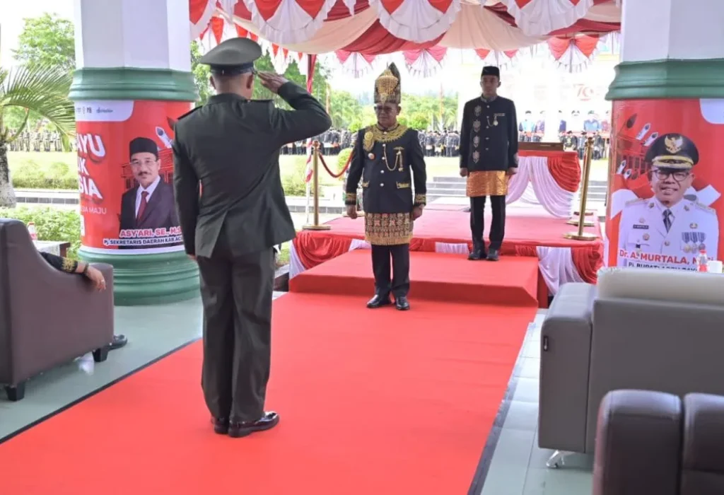Foto: Pj. Bupati Aceh Jaya, Dr. A. Murtala., M.Si., bertindak sebagai inspektur upacara peringatan Hari Ulang Tahun ke-79 Kemerdekaan Republik Indonesia