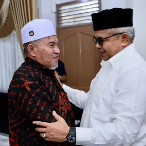 Foto; Pj Gubernur Aceh Bustami Hamzah silaturrahmi dengan tgk Hasanul Bashry (Abu Mudi)  pinpinan Dayah -ma’hadal ‘ulm diniyah Islamiyah ( MUDI) Mesjid Raya Samalanga desa mideun jok kecamatan Samalanga kabupaten Bireun, Minggu 18 Agustus 2024