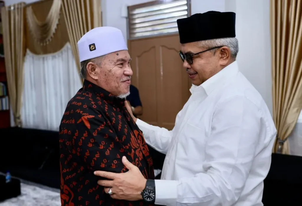 Foto; Pj Gubernur Aceh Bustami Hamzah silaturrahmi dengan tgk Hasanul Bashry (Abu Mudi)  pinpinan Dayah -ma’hadal ‘ulm diniyah Islamiyah ( MUDI) Mesjid Raya Samalanga desa mideun jok kecamatan Samalanga kabupaten Bireun, Minggu 18 Agustus 2024