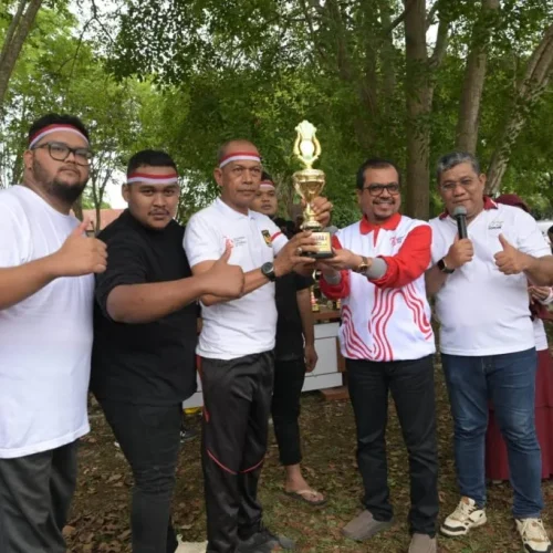 Foto: Pj Sekretaris Daerah Aceh Azwardi menyerahkan hadiah untuk para juara dalam rangkaian lomba memeriahkan HUT ke-79 Republik Indonesia yang diikuti para ASN di lingkungan Setda Aceh, Minggu 18 Agustus 2024