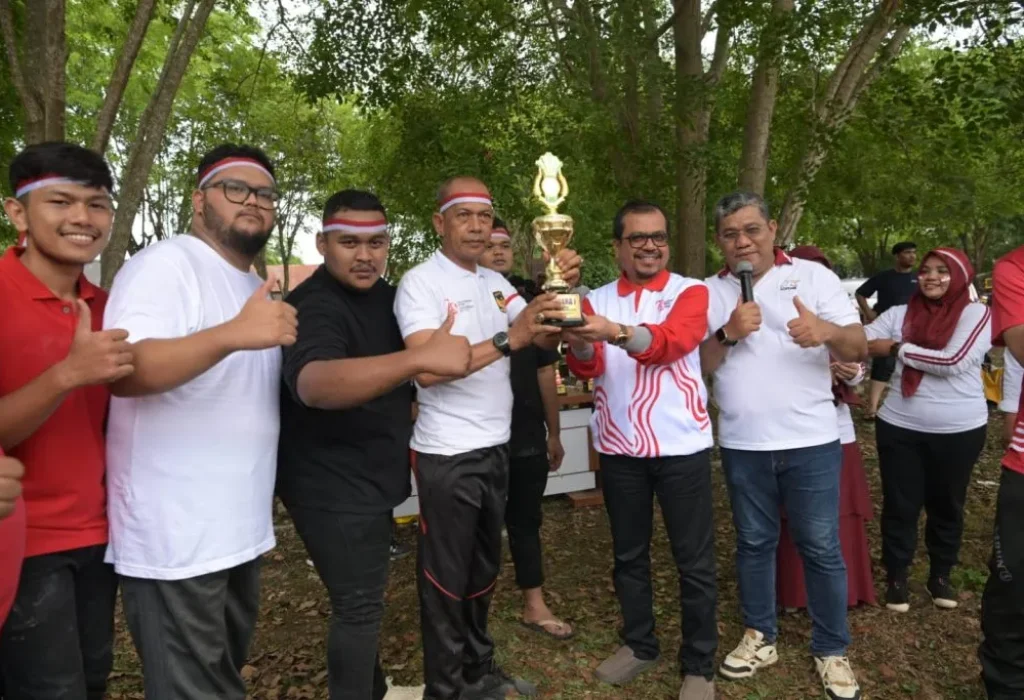 Foto: Pj Sekretaris Daerah Aceh Azwardi menyerahkan hadiah untuk para juara dalam rangkaian lomba memeriahkan HUT ke-79 Republik Indonesia yang diikuti para ASN di lingkungan Setda Aceh, Minggu 18 Agustus 2024