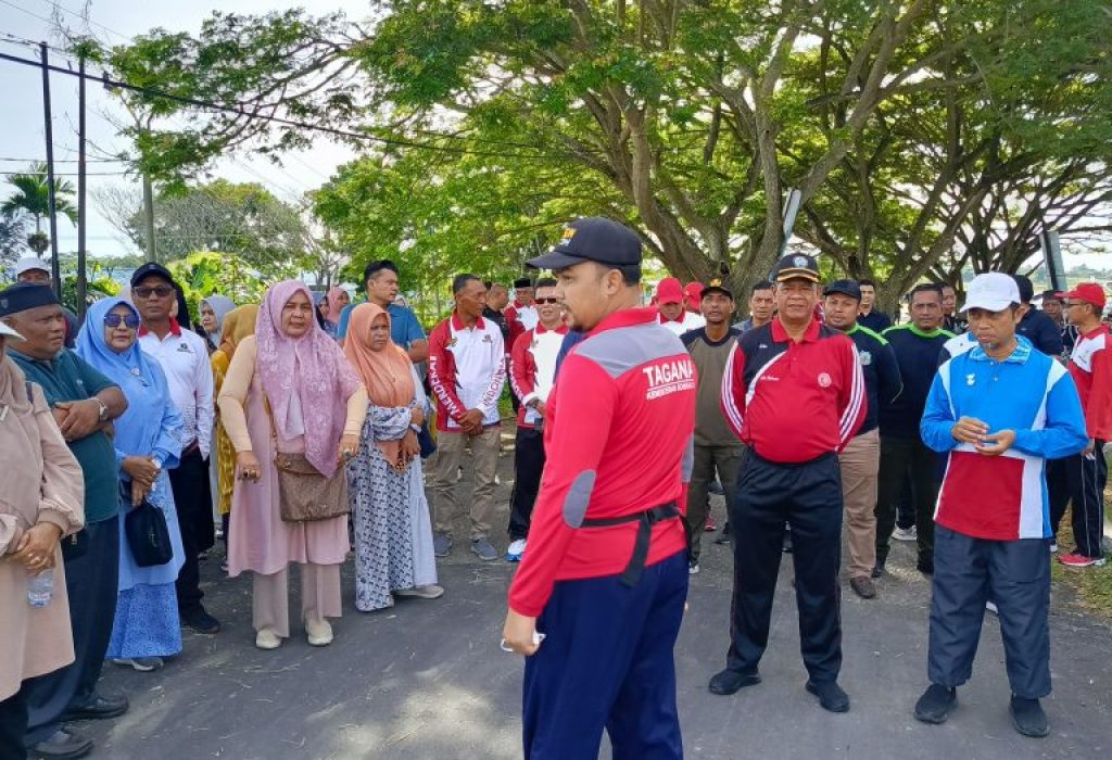Foto:: Gotong royong yang digelar oleh Pemkab Aceh Utara dipimpin langsung oleh Penjabat Sekda Dayan Albar, SSos, MA. Gotong royong tersebut melibat seluruh unsur pejabat dan ASN jajaran pemerintah setempat, pejabat dari instansi vertikal, BUMN, BUMD dan jajaran unsur Muspika Kecamatan Muara Batu serta masyarakat gampong yang berdekatan dengan lokasi PON.