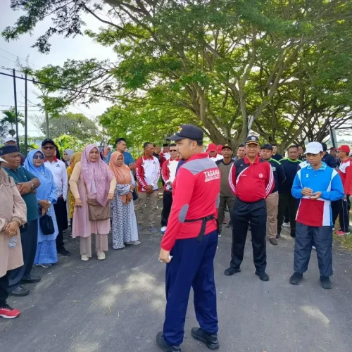 Foto:: Gotong royong yang digelar oleh Pemkab Aceh Utara dipimpin langsung oleh Penjabat Sekda Dayan Albar, SSos, MA. Gotong royong tersebut melibat seluruh unsur pejabat dan ASN jajaran pemerintah setempat, pejabat dari instansi vertikal, BUMN, BUMD dan jajaran unsur Muspika Kecamatan Muara Batu serta masyarakat gampong yang berdekatan dengan lokasi PON.