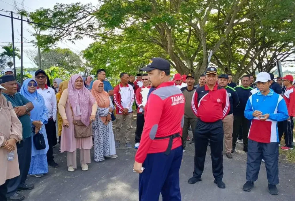 Foto:: Gotong royong yang digelar oleh Pemkab Aceh Utara dipimpin langsung oleh Penjabat Sekda Dayan Albar, SSos, MA. Gotong royong tersebut melibat seluruh unsur pejabat dan ASN jajaran pemerintah setempat, pejabat dari instansi vertikal, BUMN, BUMD dan jajaran unsur Muspika Kecamatan Muara Batu serta masyarakat gampong yang berdekatan dengan lokasi PON.