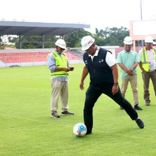 Foto Penjabat Gubernur Aceh Dr. H. Safrizal ZA, M.Si., mencoba menendang bola untuk menguji rumput  stadion Haji Dimurthala Banda Aceh salah satu venue untuk perhelatan PON XII Wilayah Aceh, Minggu, 25/8/2024