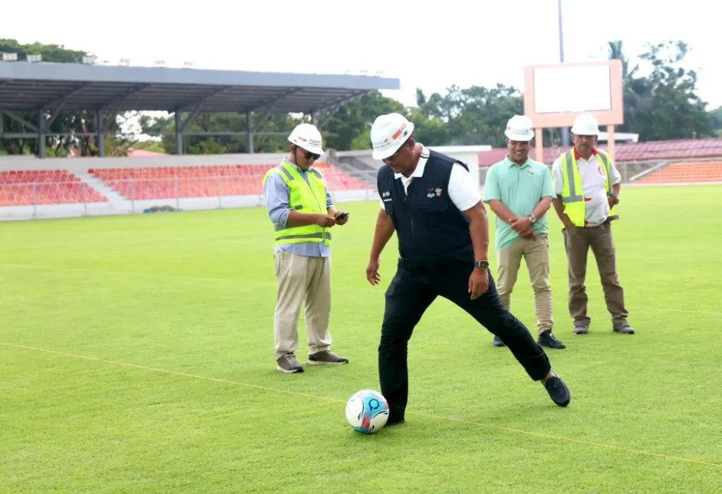 Foto Penjabat Gubernur Aceh Dr. H. Safrizal ZA, M.Si., mencoba menendang bola untuk menguji rumput  stadion Haji Dimurthala Banda Aceh salah satu venue untuk perhelatan PON XII Wilayah Aceh, Minggu, 25/8/2024