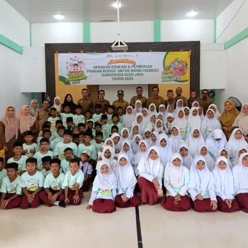Foto: Penjabat (Pj.) Bupati Aceh Jaya, Dr. A. Murtala, M.Si., resmi meluncurkan secara simbolis program Gerakan Edukasi dan Pemberian Pangan Bergizi untuk Siswa (Genius) di SD Negeri 3 Calang