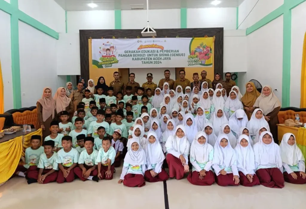 Foto: Penjabat (Pj.) Bupati Aceh Jaya, Dr. A. Murtala, M.Si., resmi meluncurkan secara simbolis program Gerakan Edukasi dan Pemberian Pangan Bergizi untuk Siswa (Genius) di SD Negeri 3 Calang