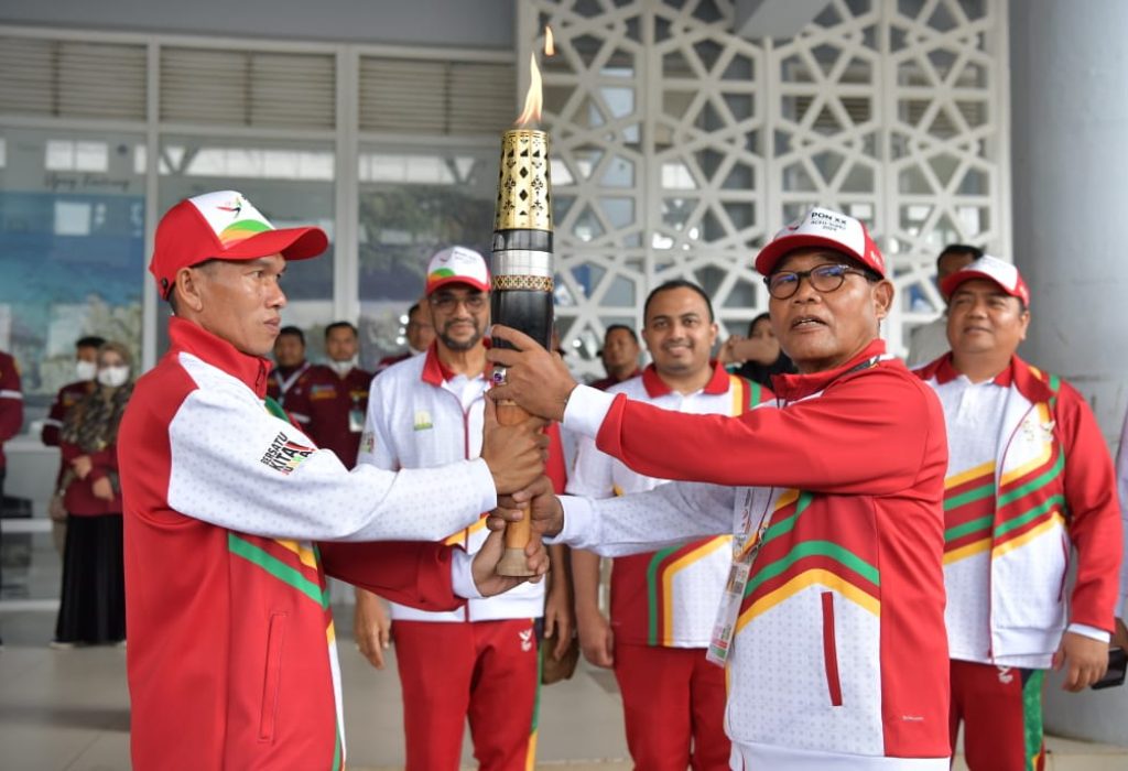 Foto: Kepala Biro Administrasi Pimpinan Setda Aceh, Akkar Arafat, menyaksikan prosesi penyerahan api kirab PON dari tim pelari di Pelabuhan Penyeberangan Balohan Sabang, Selasa 27/08/2024. Api kirab PON itu nantinya akan diarak keliling Aceh.