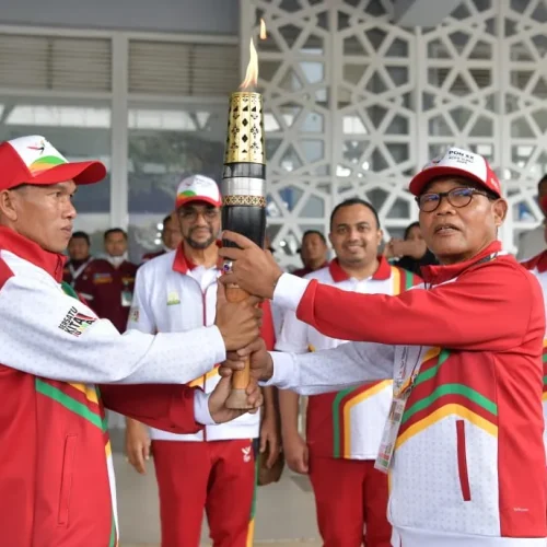 Foto: Kepala Biro Administrasi Pimpinan Setda Aceh, Akkar Arafat, menyaksikan prosesi penyerahan api kirab PON dari tim pelari di Pelabuhan Penyeberangan Balohan Sabang, Selasa 27/08/2024. Api kirab PON itu nantinya akan diarak keliling Aceh.
