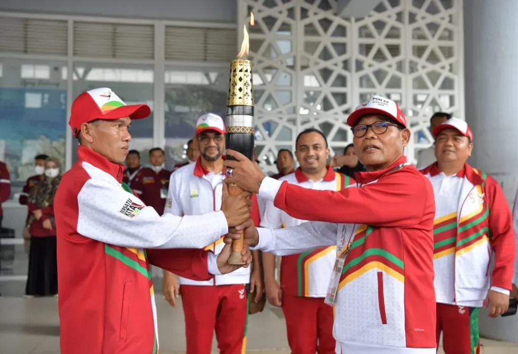 Foto: Kepala Biro Administrasi Pimpinan Setda Aceh, Akkar Arafat, menyaksikan prosesi penyerahan api kirab PON dari tim pelari di Pelabuhan Penyeberangan Balohan Sabang, Selasa 27/08/2024. Api kirab PON itu nantinya akan diarak keliling Aceh.