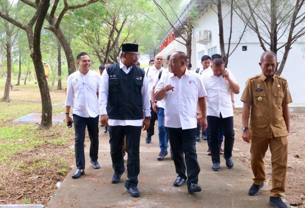 FotoPenjabat Gubernur Aceh Dr. H. Safrizal ZA, M.Si., bersama Ketua Umum Koni Pusat, Letjen TNI Purn Marciano Norman, serta pejabat terkait lainnya, meninjau Venue PON XXI Aceh-Sumut Cabor Rugby, di Lapangan Rugby Lambung, Banda Aceh, Selasa, 27/8/2024