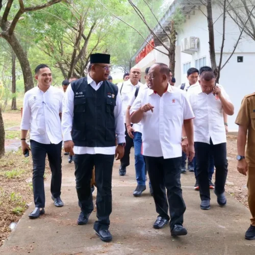 FotoPenjabat Gubernur Aceh Dr. H. Safrizal ZA, M.Si., bersama Ketua Umum Koni Pusat, Letjen TNI Purn Marciano Norman, serta pejabat terkait lainnya, meninjau Venue PON XXI Aceh-Sumut Cabor Rugby, di Lapangan Rugby Lambung, Banda Aceh, Selasa, 27/8/2024