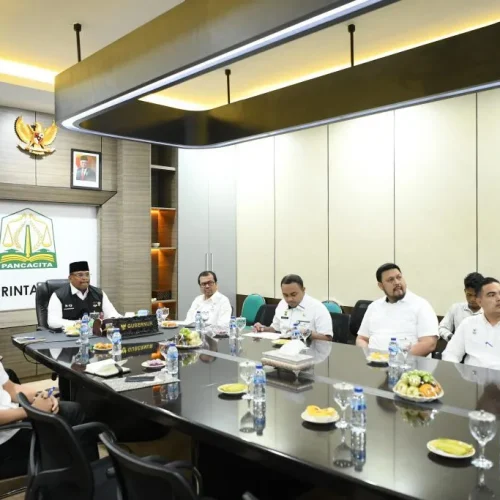 Foto: Pj. Gubernur Aceh, Dr. H. Safrizal ZA, M.Si., lakukan rapat persiapan PON XXI Aceh-Sumut bersama Bupati/Walikota se-Aceh secara Virtualdi ruang Kerja Gubernur Aceh, selasa, (27/8/2024).