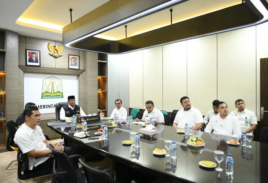 Foto: Pj. Gubernur Aceh, Dr. H. Safrizal ZA, M.Si., lakukan rapat persiapan PON XXI Aceh-Sumut bersama Bupati/Walikota se-Aceh secara Virtualdi ruang Kerja Gubernur Aceh, selasa, (27/8/2024).