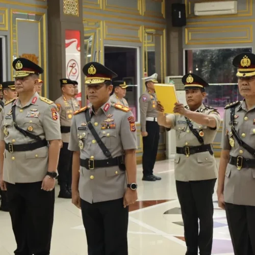 Foto: Kapolda Aceh Irjen Achmad Kartiko memimpin upacara serah terima jabatan (Sertijab) Wakapolda Aceh dan Irwasda. Upacara Sertijab itu dilaksanakan di Lobi Mapolda Aceh, Rabu, 28 Agustus 2024.