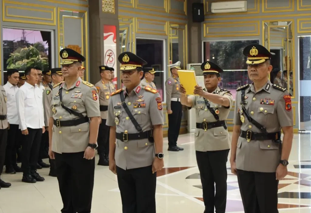 Foto: Kapolda Aceh Irjen Achmad Kartiko memimpin upacara serah terima jabatan (Sertijab) Wakapolda Aceh dan Irwasda. Upacara Sertijab itu dilaksanakan di Lobi Mapolda Aceh, Rabu, 28 Agustus 2024.