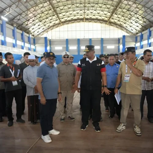 Foto: Penjabat Gubernur Aceh, Dr. H. Safrizal ZA, M.Si, bersama Penjabat Bupati Aceh Besar, Muhammad Iswanto, melakukan Peninjauan Venue pertandingan Cabor Kurash PON XXI Aceh-Sumut, di GOR Jantho Sport Center. Minggu, 01/09/2024